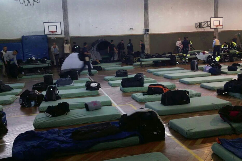 Militares da GNR a dormir em colchões num pavilhão da escola da PSP em Torres Novas