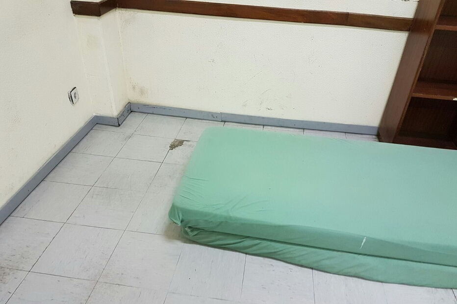 Militares da GNR a dormir em colchões num pavilhão da escola da PSP em Torres Novas