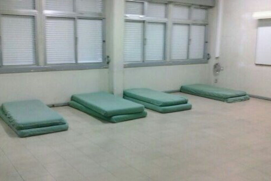 Militares da GNR a dormir em colchões num pavilhão da escola da PSP em Torres Novas