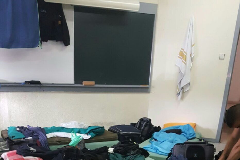 Militares da GNR a dormir em colchões num pavilhão da escola da PSP em Torres Novas