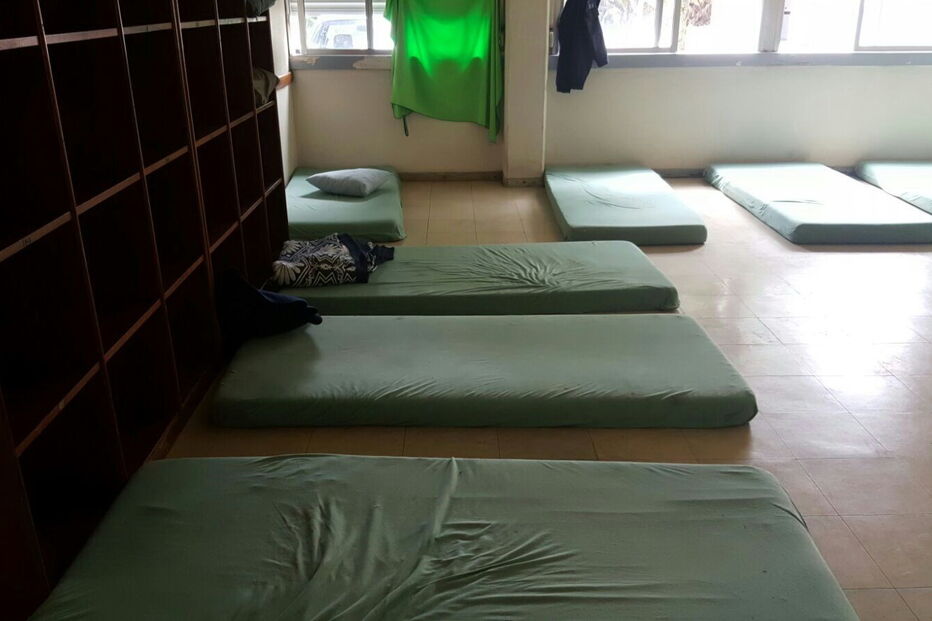 Militares da GNR a dormir em colchões num pavilhão da escola da PSP em Torres Novas