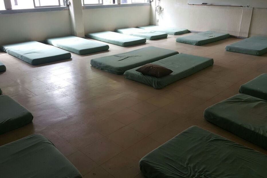 Militares da GNR a dormir em colchões num pavilhão da escola da PSP em Torres Novas