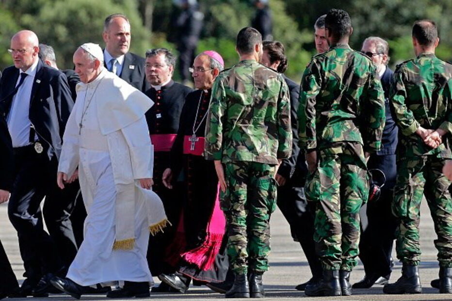 Papa Francisco à chegada a Fátima 