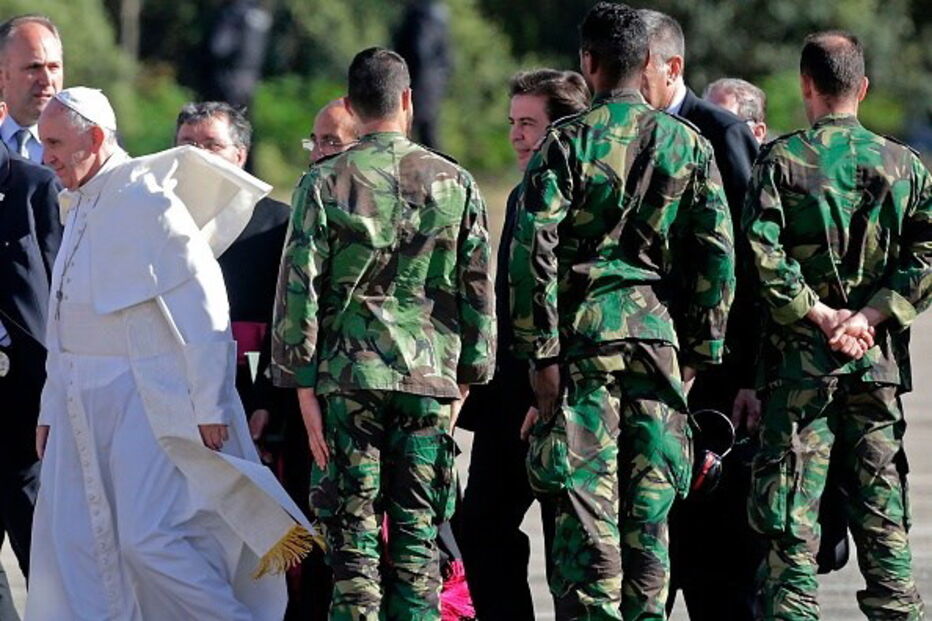 Papa Francisco à chegada a Fátima 