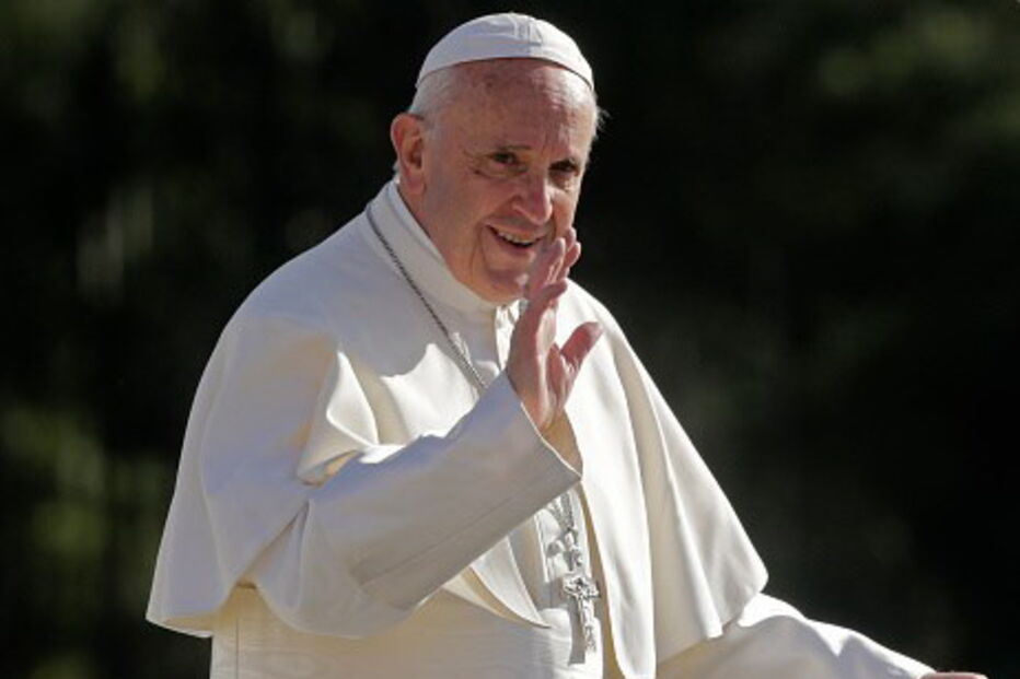 Papa Francisco aplaudido por uma vasta multidão à chegada a Fátima