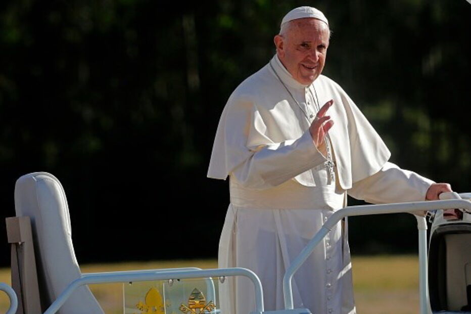 Papa Francisco aplaudido por uma vasta multidão à chegada a Fátima