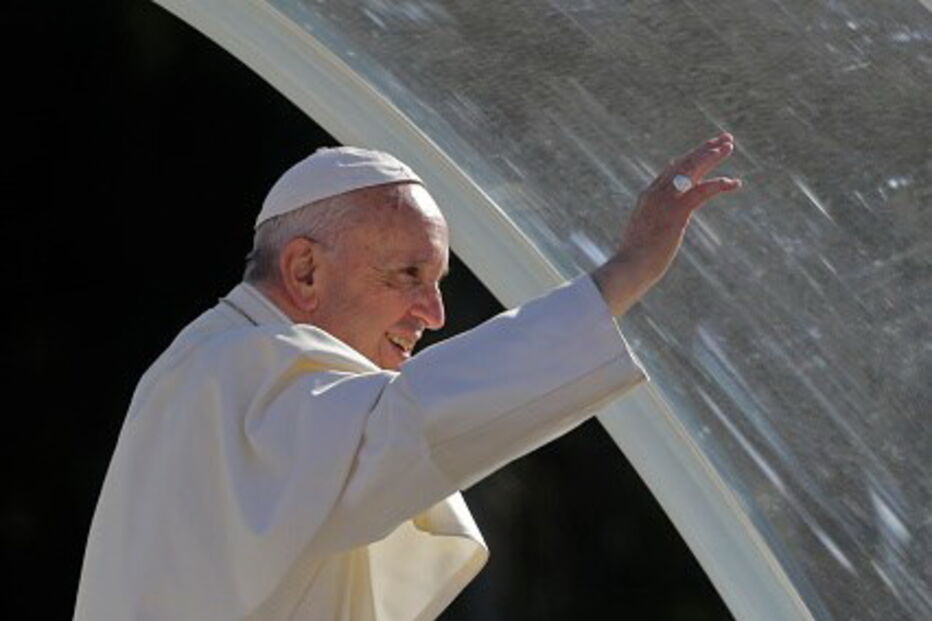 Papa Francisco aplaudido por uma vasta multidão à chegada a Fátima