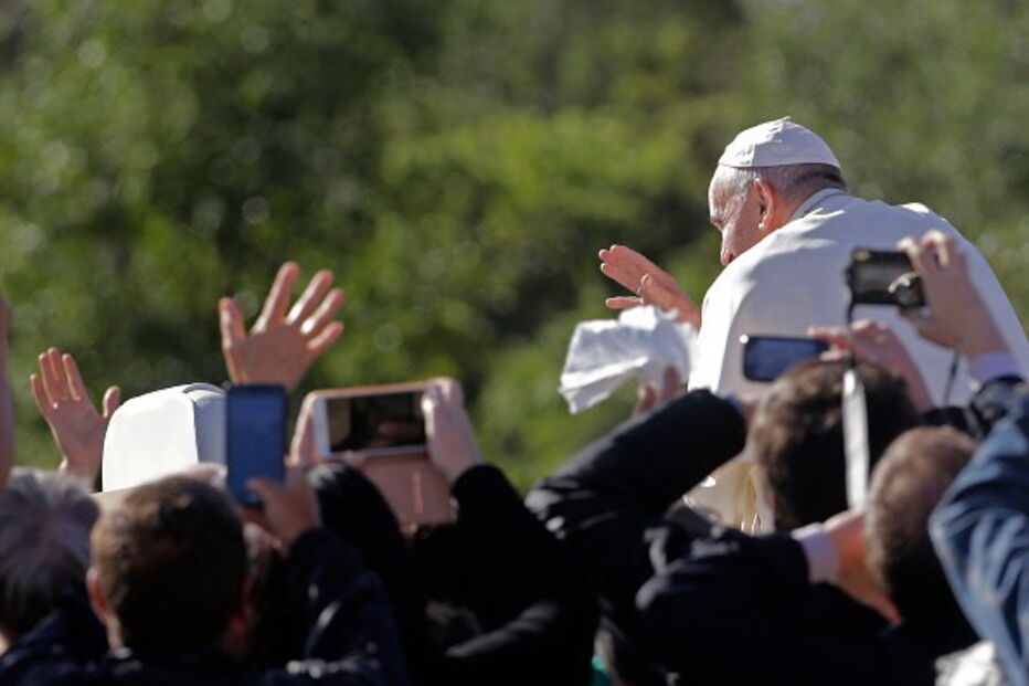 Papa Francisco aplaudido por uma vasta multidão à chegada a Fátima