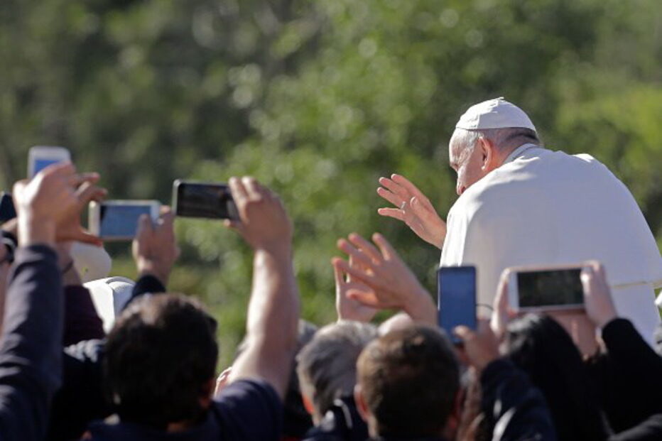 Papa Francisco aplaudido por uma vasta multidão à chegada a Fátima