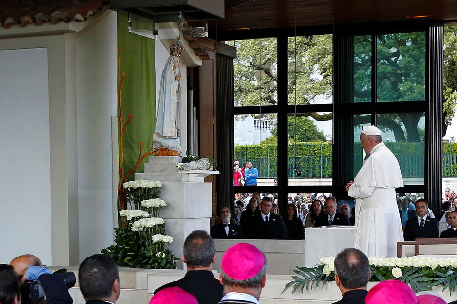 Papa Francisco em oração na Capelinha das Aparições
