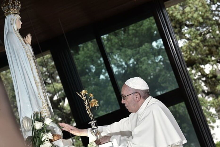 Papa Francisco oferece uma Rosa de Ouro a Nossa Senhora de Fátima