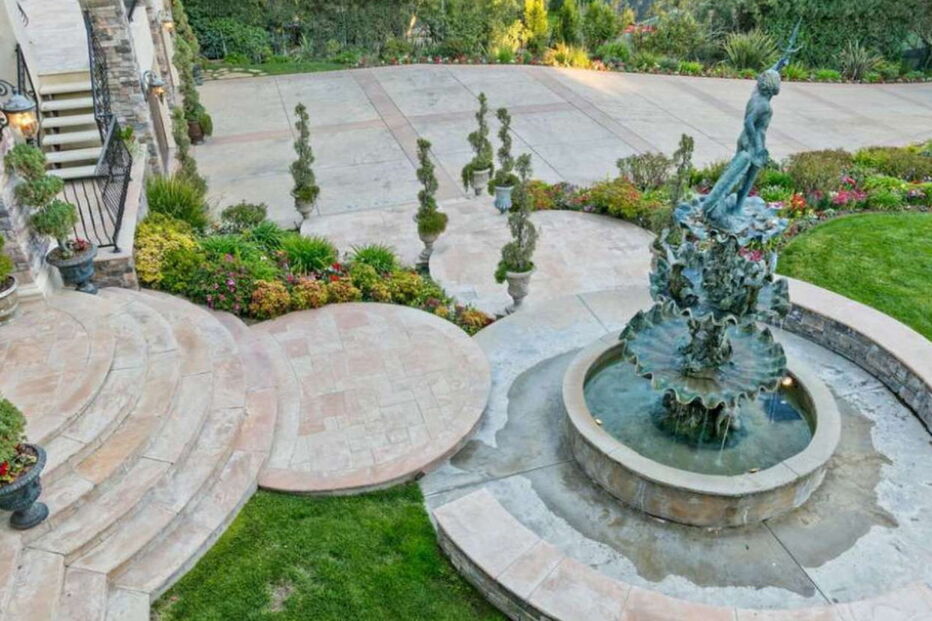 Mansão, Kardashian, Kim, Kylie, Kendall, Khloe, Kourtney,Kris, venda, milhões, reality show