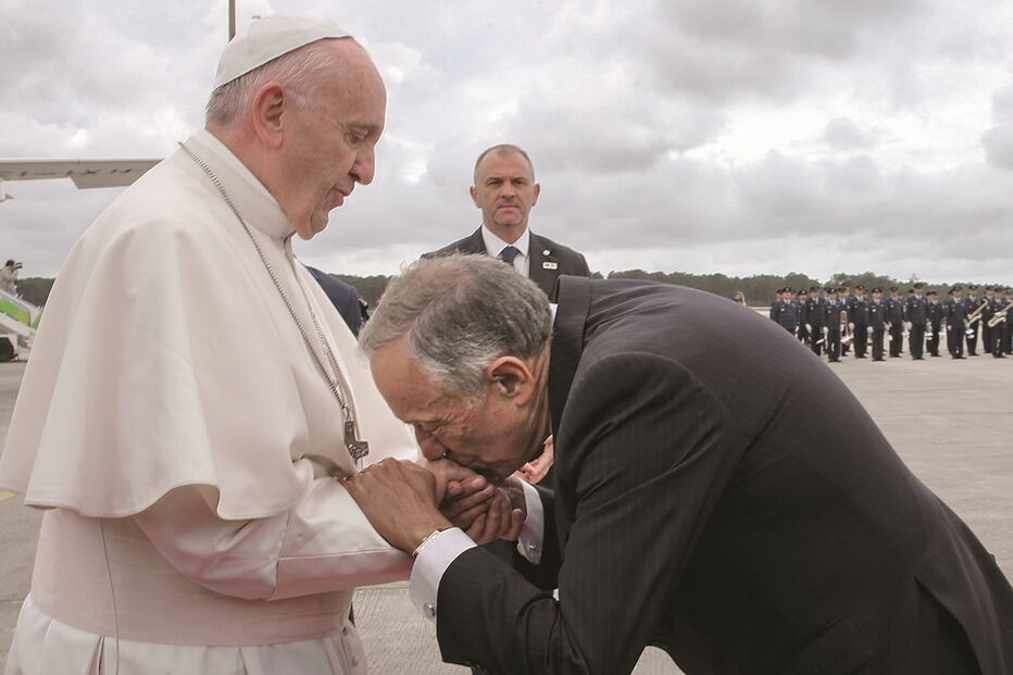 Papa Francisco foi recebido pelo Presidente Marcelo Rebelo de Sousa com um beijo de grande devoção