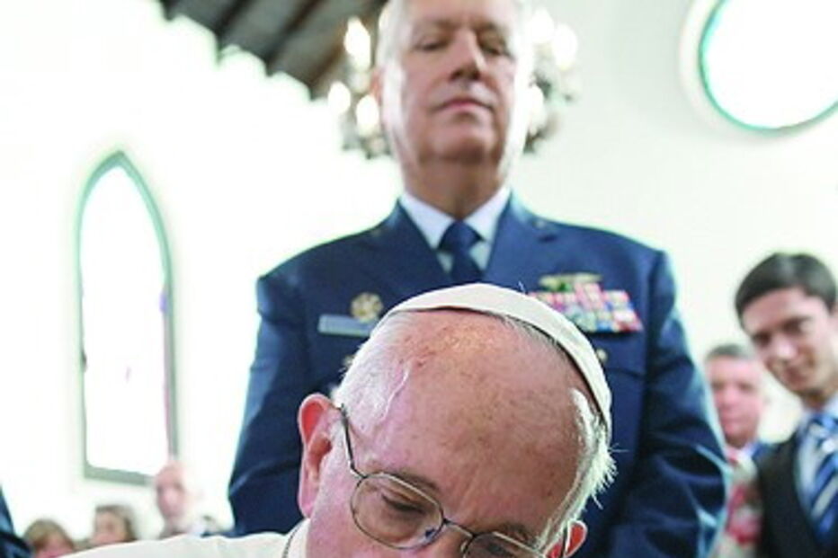 Assinou livro de honra da base aérea