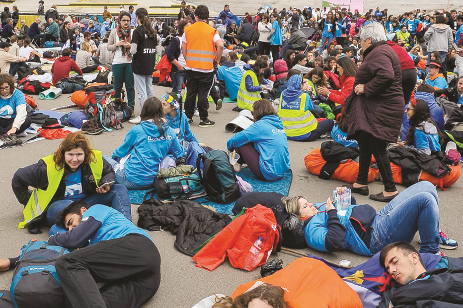 Lugares ocupados desde quinta-feira pelos peregrinos que queriam estar perto do Papa 