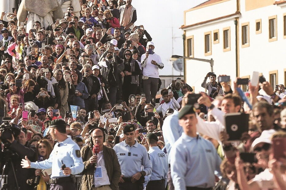 A estátua dos Pastorinhos foi tomada pelos peregrinos que queriam ver o Papa passar rumo ao Santuário