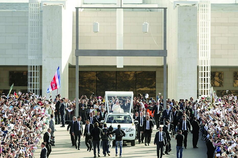A entrada no Santuário emocionou milhares de fiéis