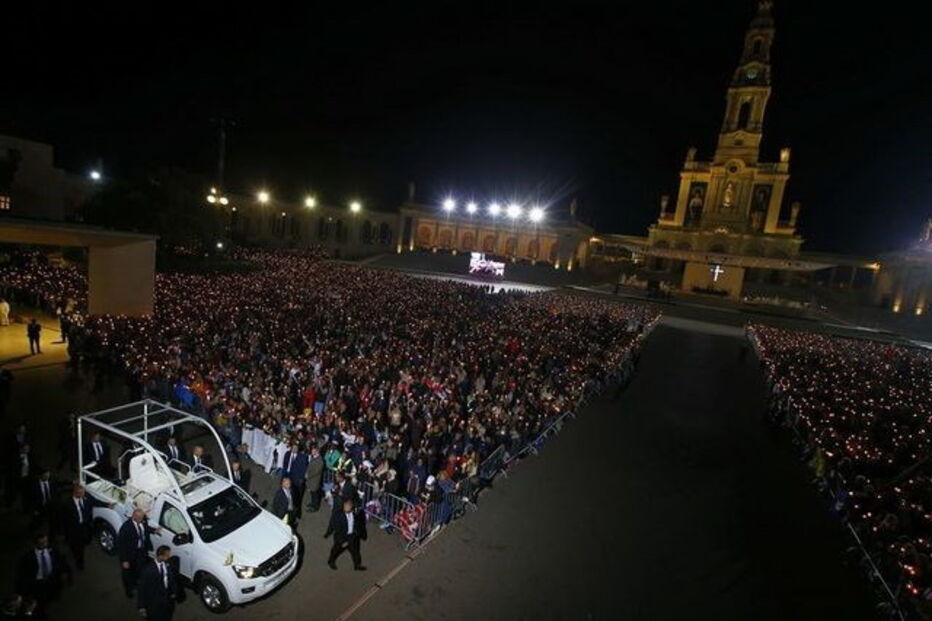 2017-05-12_23_34.07 Francisco abandona o santuário dentro do papamóvel, após a procissão das velas.jpg