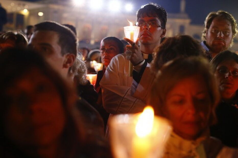 2017-05-12_23_40.47 A procissão congregou muitos fiéis em Fátima.jpg