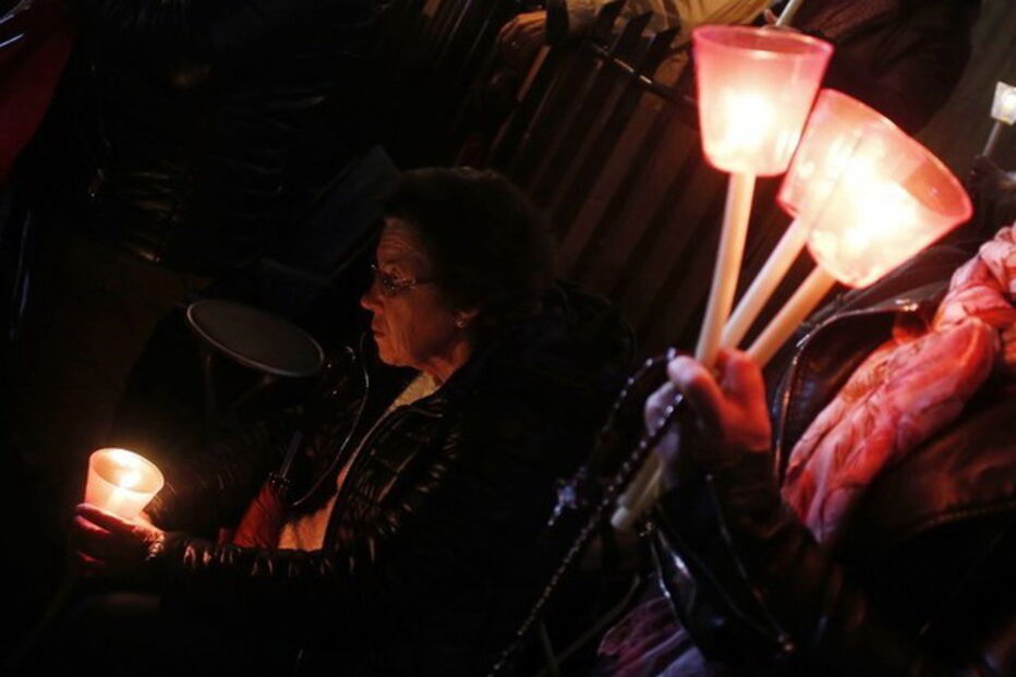 2017-05-12_23_40.48 As velas dos inúmeros fiéis iluminaram a noite no santuário.jpg