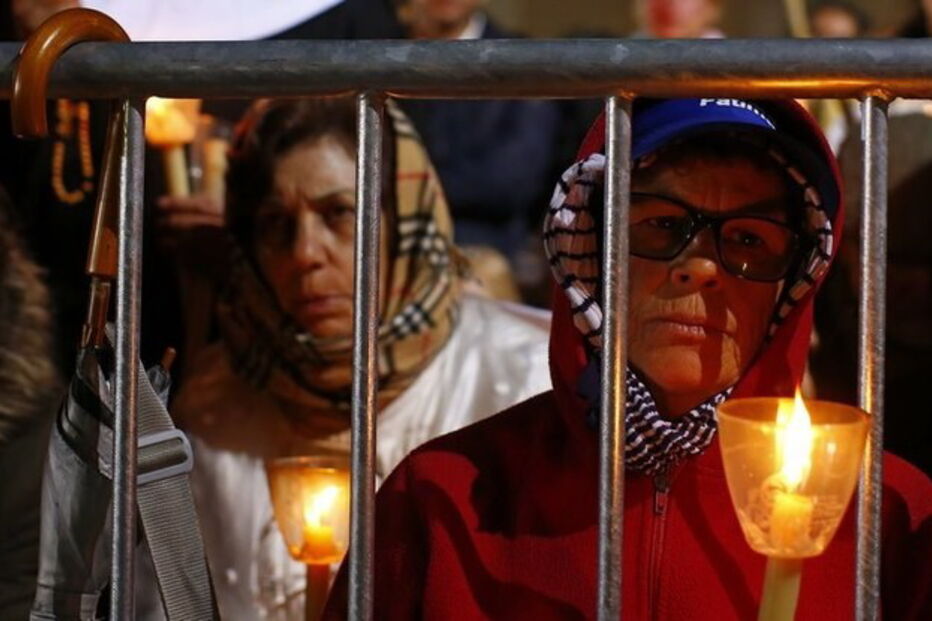 2017-05-12_23_40.49 Fiéis empunham as velas durante a procissão.jpg