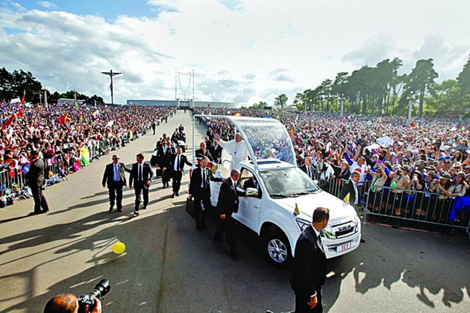 Francisco entrou no Santuário, transportado pelo papamóvel