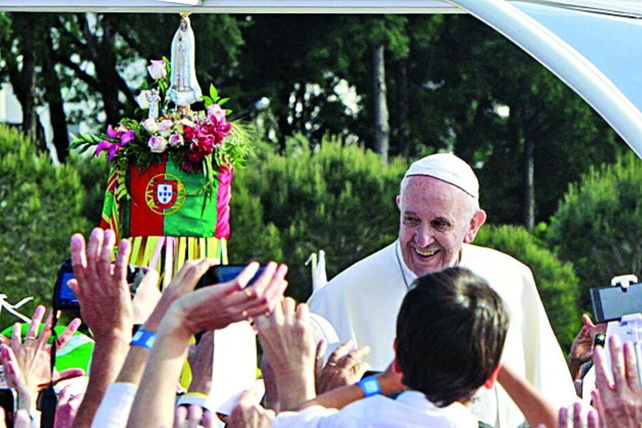 Mensageiro da esperança e da paz, Francisco abençoa os peregrinos