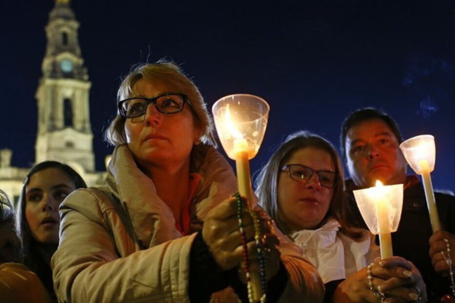 2017-05-13_00_15.12 Fiés durante a procissão das velas, na Basílica, em Fátima.jpg