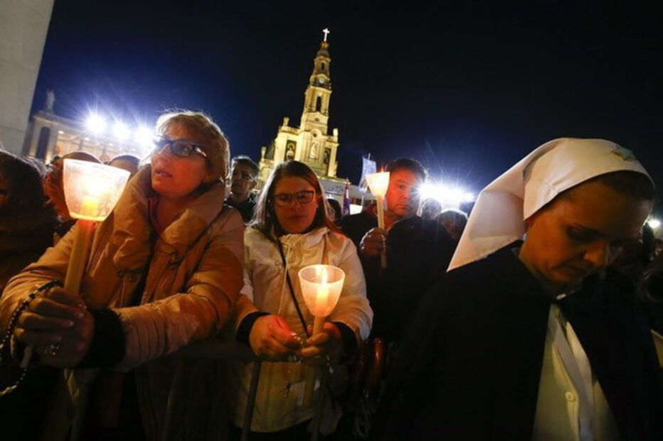 2017-05-13_00_15.12 Fiés e religiosos acudiram em massa ao Santuário.jpg