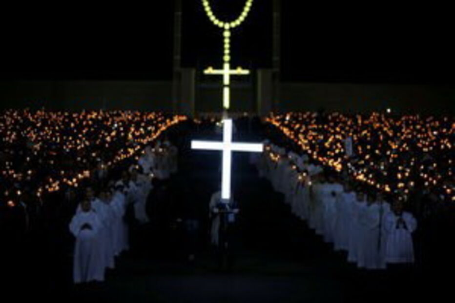 2017-05-13_00_15.13 Muitos peregrinos e religiosos passaram a noite no Santuário.jpg