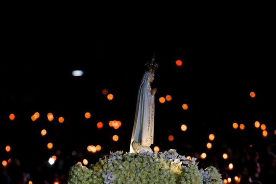 2017-05-13_00_15.14 O andor da Nossa Senhora de Fátima transportado durante a vigília.jpg