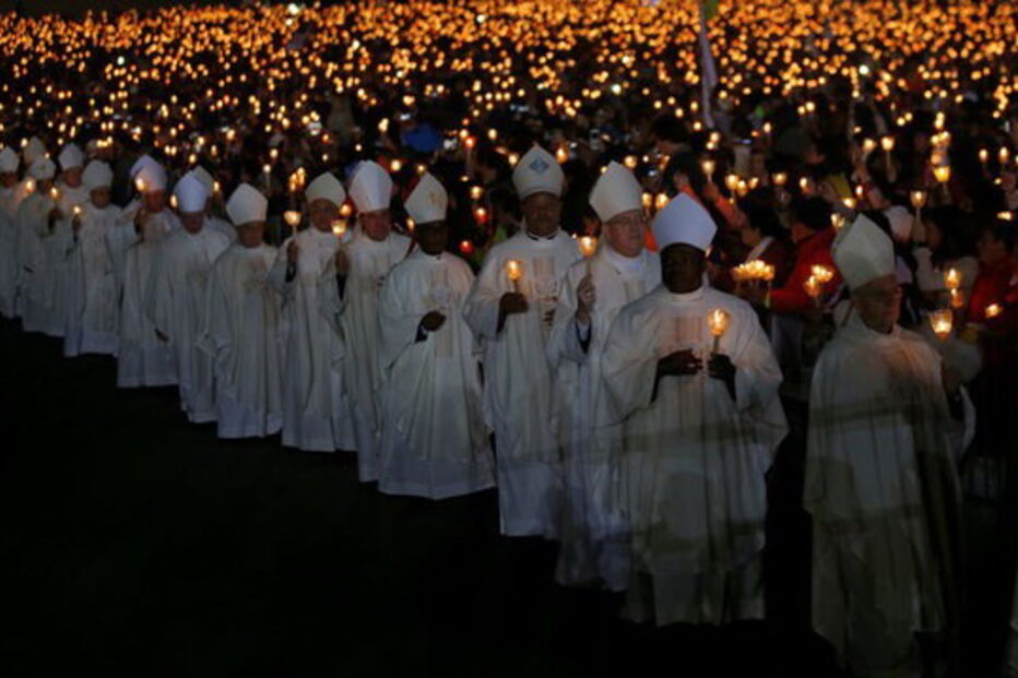 2017-05-13_00_15.16 O clero e os fiéis durante a procisão.jpg
