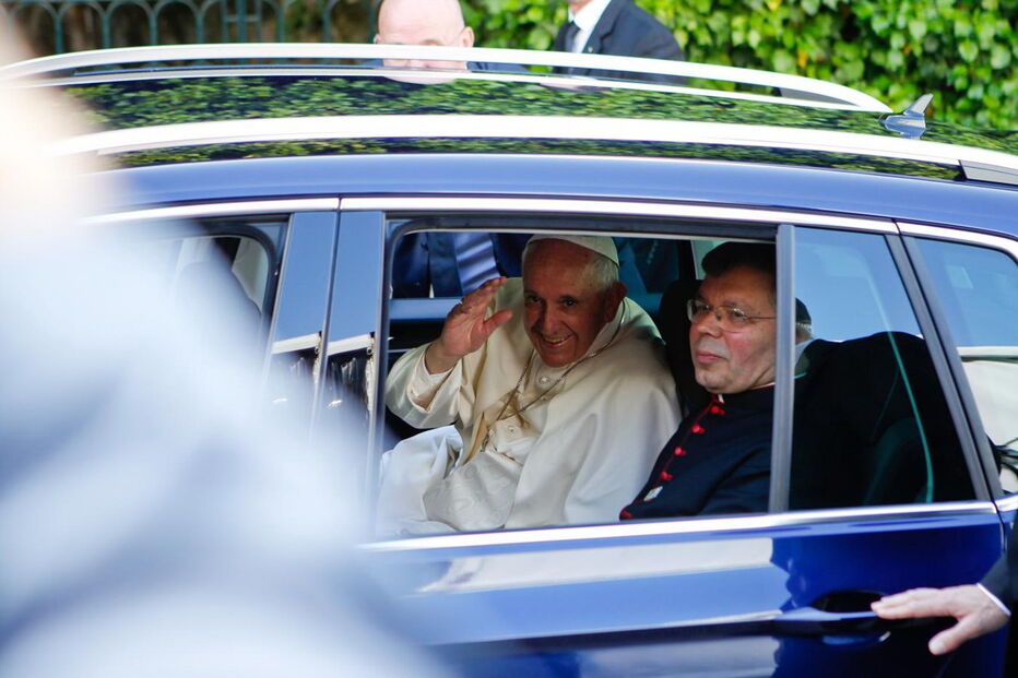 Papa Francisco à chegada do Santuário de Fátima 