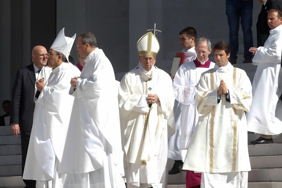 Papa Francisco à chegada do Santuário de Fátima 