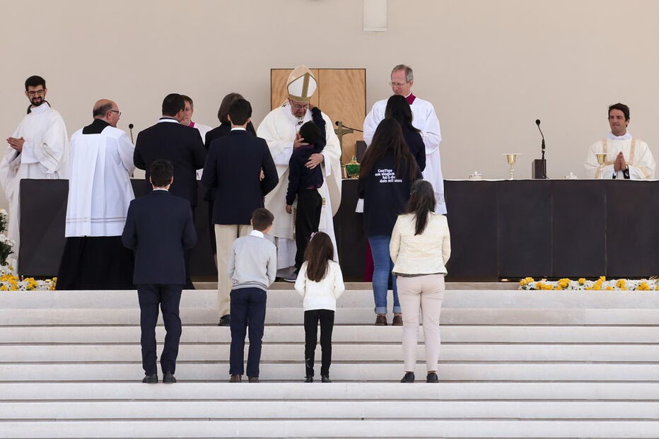 Papa, abraça, Lucas, fátima, menino, milagre