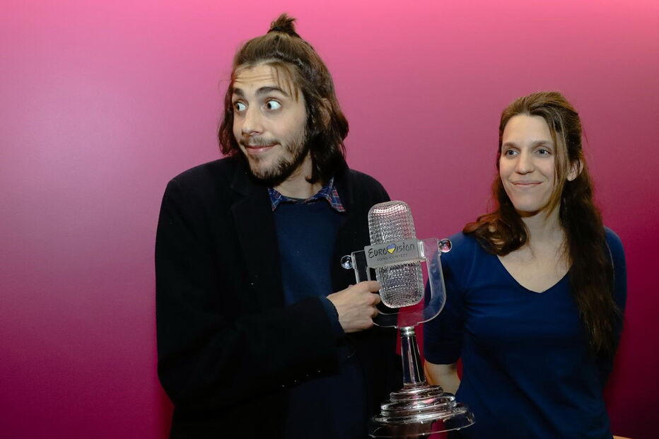 Salvador Sobral foi recebido por dezenas de pessoas no Aeroporto de Lisboa