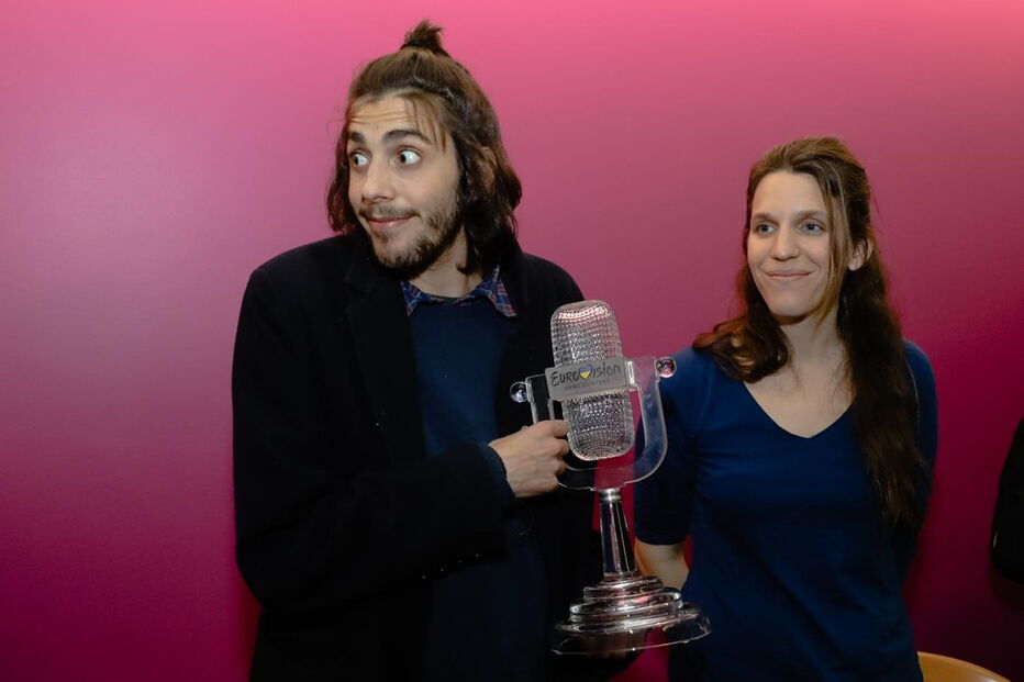 Salvador Sobral foi recebido por dezenas de pessoas no Aeroporto de Lisboa