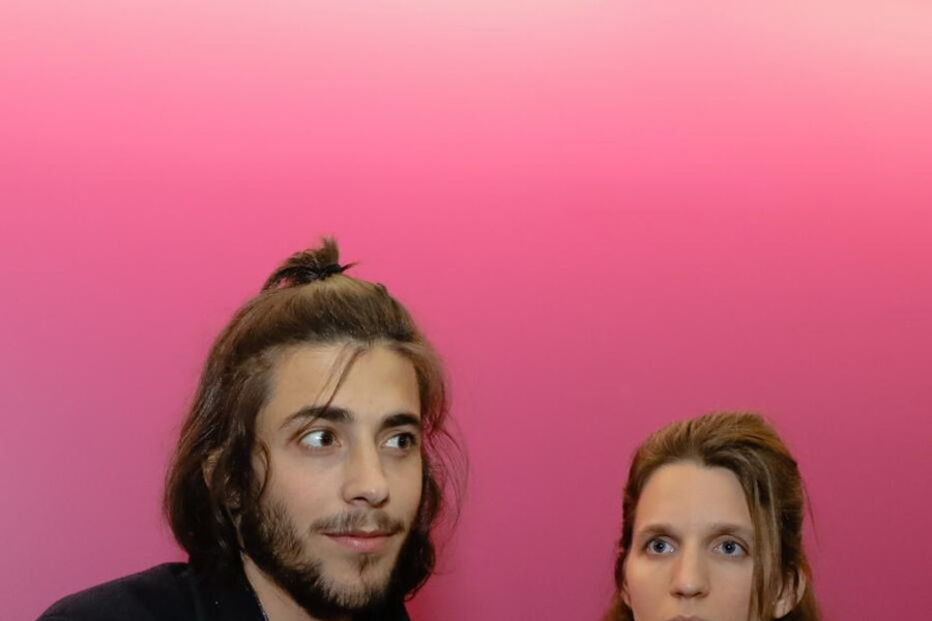 Salvador Sobral foi recebido por dezenas de pessoas no Aeroporto de Lisboa