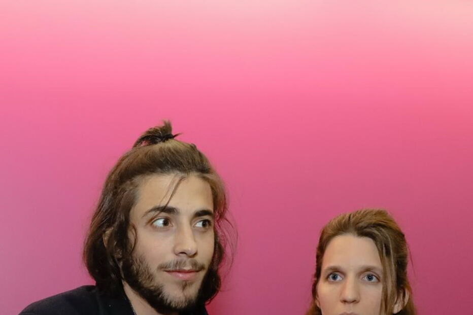 Salvador Sobral foi recebido por dezenas de pessoas no Aeroporto de Lisboa