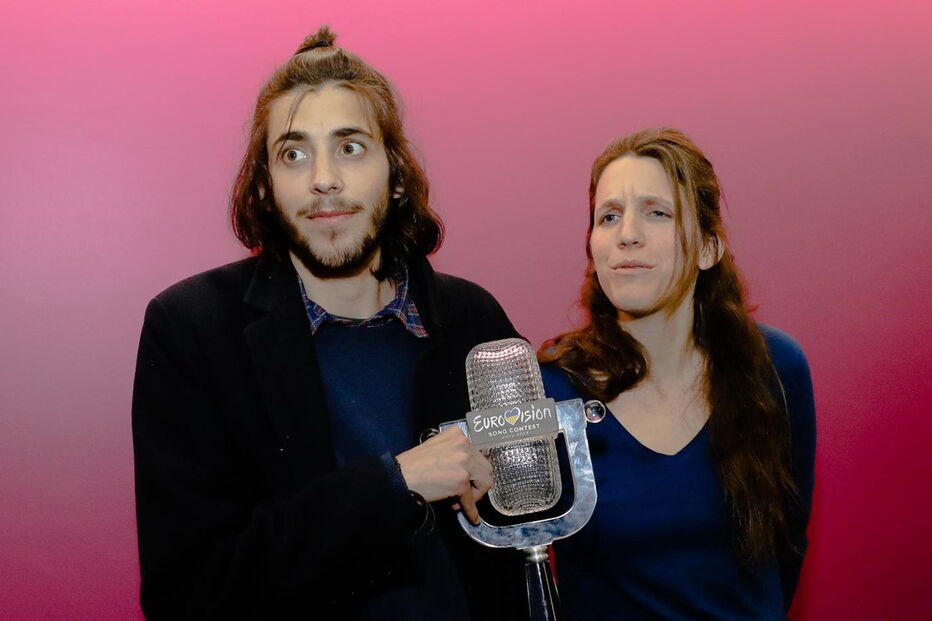 Salvador Sobral foi recebido por dezenas de pessoas no Aeroporto de Lisboa