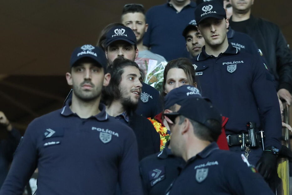 Salvador Sobral foi recebido por dezenas de pessoas no Aeroporto de Lisboa