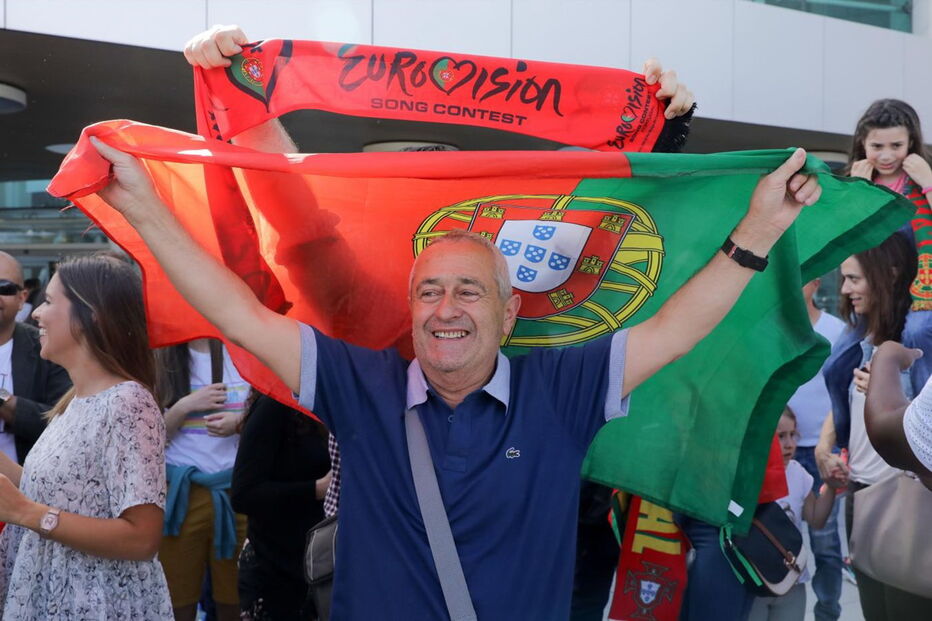 Salvador Sobral foi recebido por dezenas de pessoas no Aeroporto de Lisboa