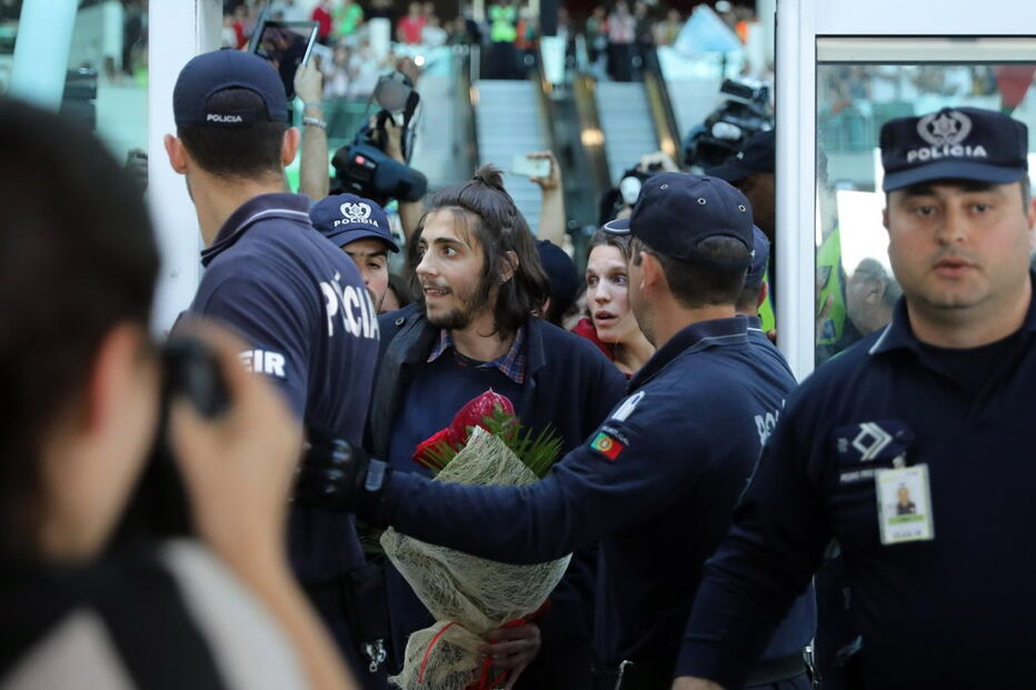 Salvador Sobral foi recebido por dezenas de pessoas no Aeroporto de Lisboa