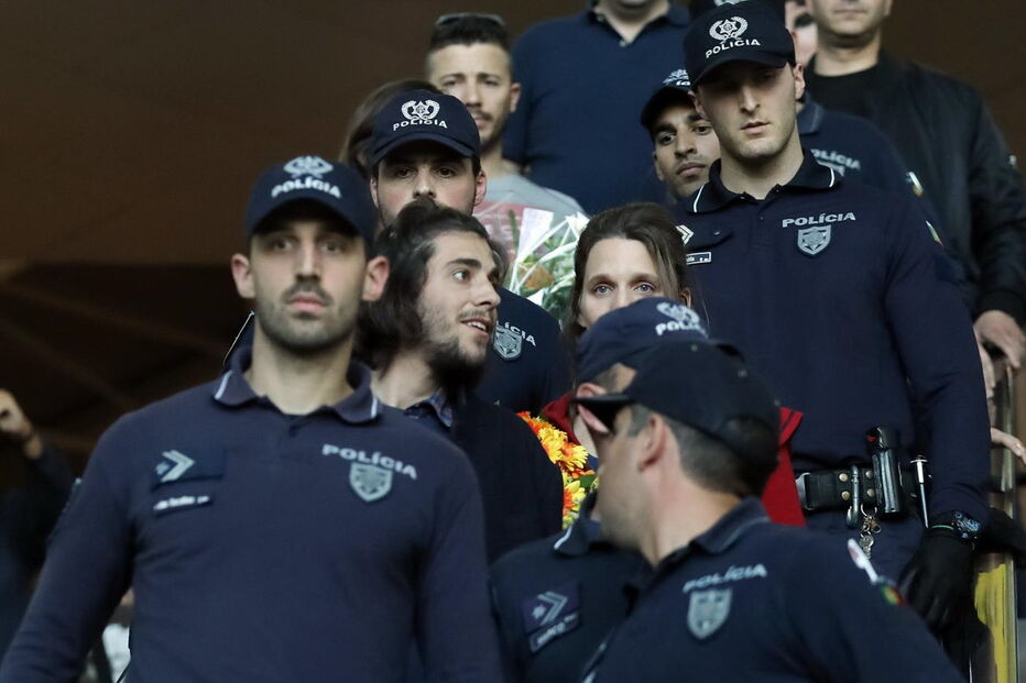 Salvador Sobral, Salvador, polícia, aeroporto, Lisboa, Aeroporto Humberto Delgado, Festival da Canção, Eurovisão, Portugal, vencedor, taça, Luísa Sobral