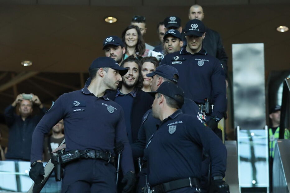 Salvador Sobral, Salvador, aeroporto, Lisboa, Aeroporto Humberto Delgado, Festival da Canção, Eurovisão, Portugal, vencedor, taça, Luísa Sobral