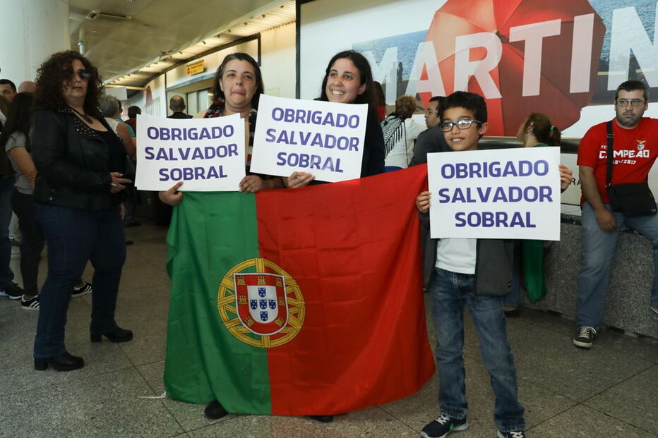 Salvador Sobral, Salvador, aeroporto, Lisboa, Aeroporto Humberto Delgado, Festival da Canção, Eurovisão, Portugal, vencedor, taça, Luísa Sobral