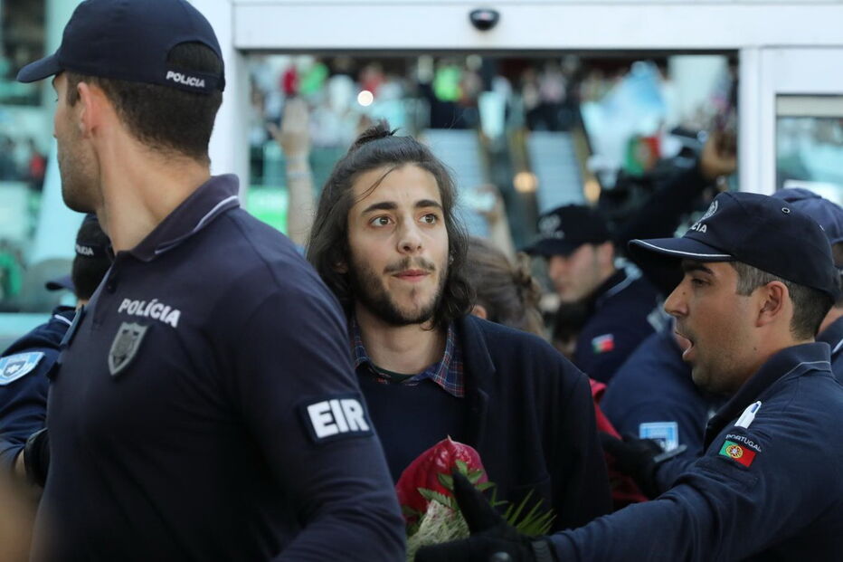 Salvador Sobral, Salvador, aeroporto, Lisboa, Aeroporto Humberto Delgado, Festival da Canção, Eurovisão, Portugal, vencedor, taça, Luísa Sobral