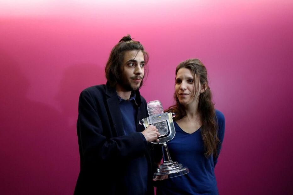 Salvador Sobral, Salvador, aeroporto, Lisboa, Aeroporto Humberto Delgado, Festival da Canção, Eurovisão, Portugal, vencedor, taça, Luísa Sobral