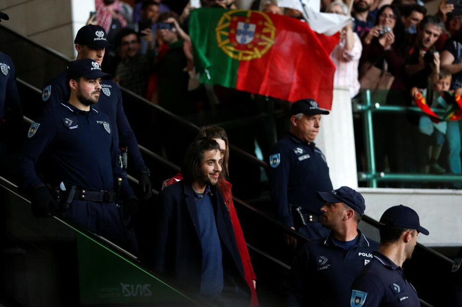 Salvador Sobral, Salvador, aeroporto, Lisboa, Aeroporto Humberto Delgado, Festival da Canção, Eurovisão, Portugal, vencedor, taça, Luísa Sobral