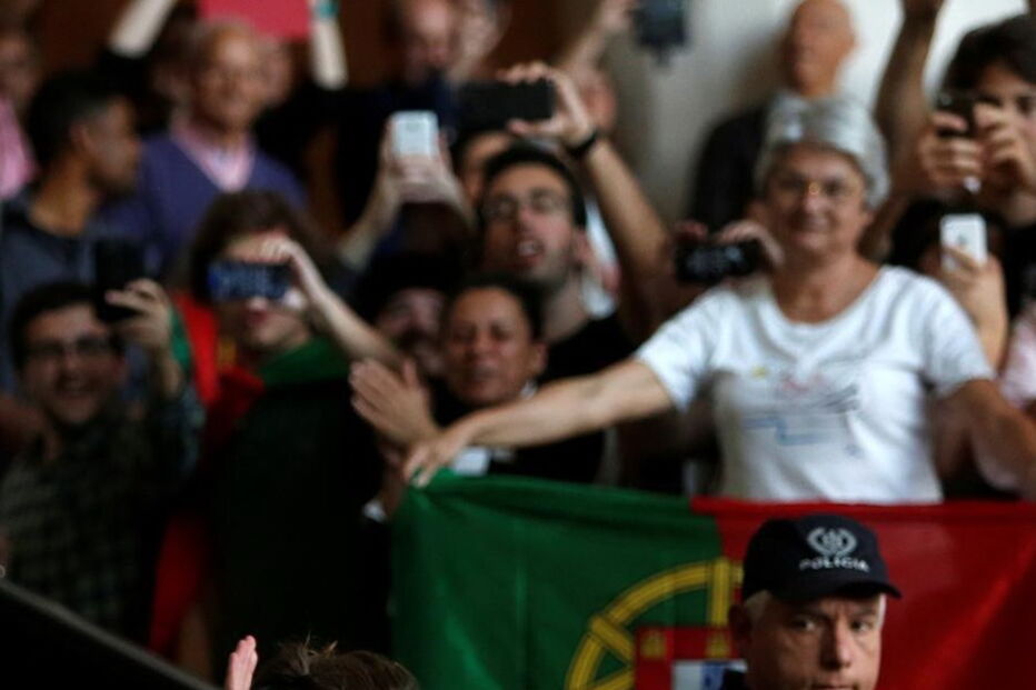 Salvador Sobral, Salvador, aeroporto, Lisboa, Aeroporto Humberto Delgado, Festival da Canção, Eurovisão, Portugal, vencedor, taça, Luísa Sobral